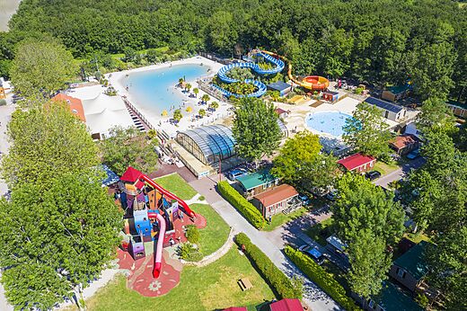 Zwembad, waterglijbanen, speeltuin op camping CAPFUN Chênes Medis/Royan (17).