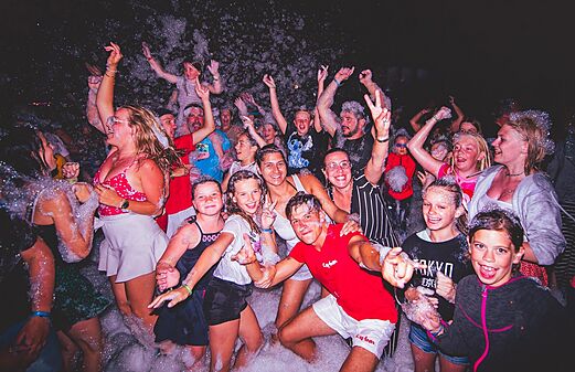 Levendig schuimfeest met families en kinderen op camping CAPFUN Chênes in Medis/Royan (17).