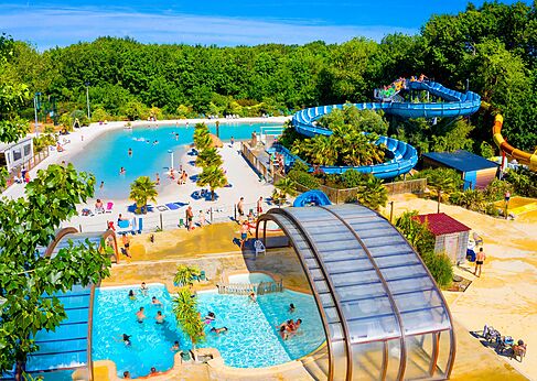 Reuzenglijbanen, lagune en zwembaden op camping CAPFUN Chênes in Medis/Royan (17).