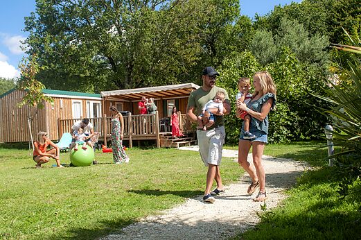 Gezinnen genieten van stacaravans op camping CAPFUN Chênes in Medis/Royan (17).
