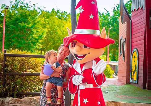 Mascotte en familie met baby, animatie op camping CAPFUN Chênes in Medis/Royan (17).