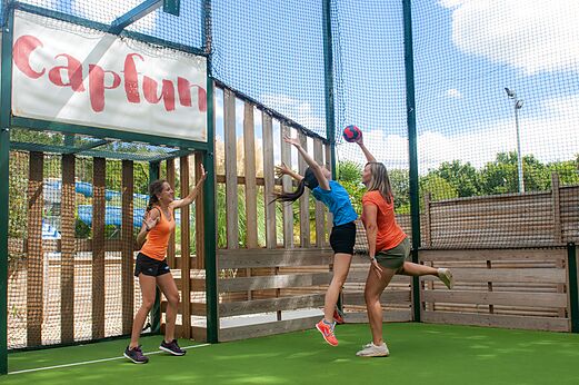 Multisportterrein met sportactiviteit op camping CAPFUN Chênes in Medis/Royan (17).