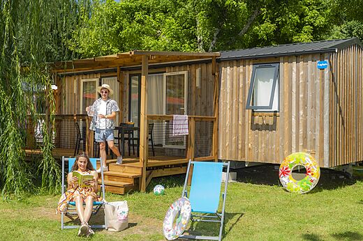 Houten stacaravan met terras, stel op vakantie op camping CAPFUN Chênes in Medis/Royan (17).