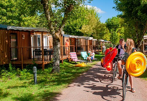 Moderne stacaravans met houten terras op camping CAPFUN Chênes in Medis/Royan (17).