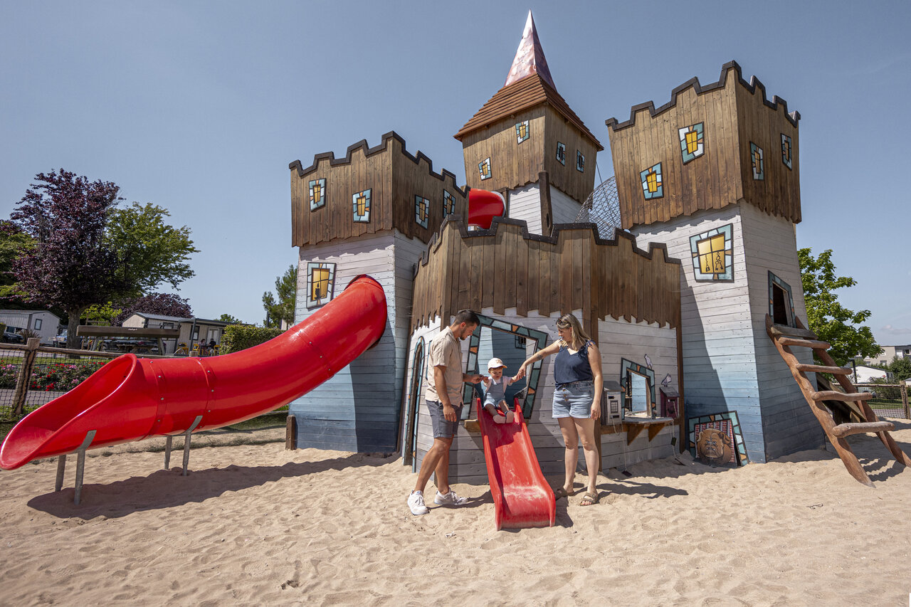 Kasteel speeltuin, glijbanen en familie op camping CLICOCHIC Chevaliers HOULGATE (14).