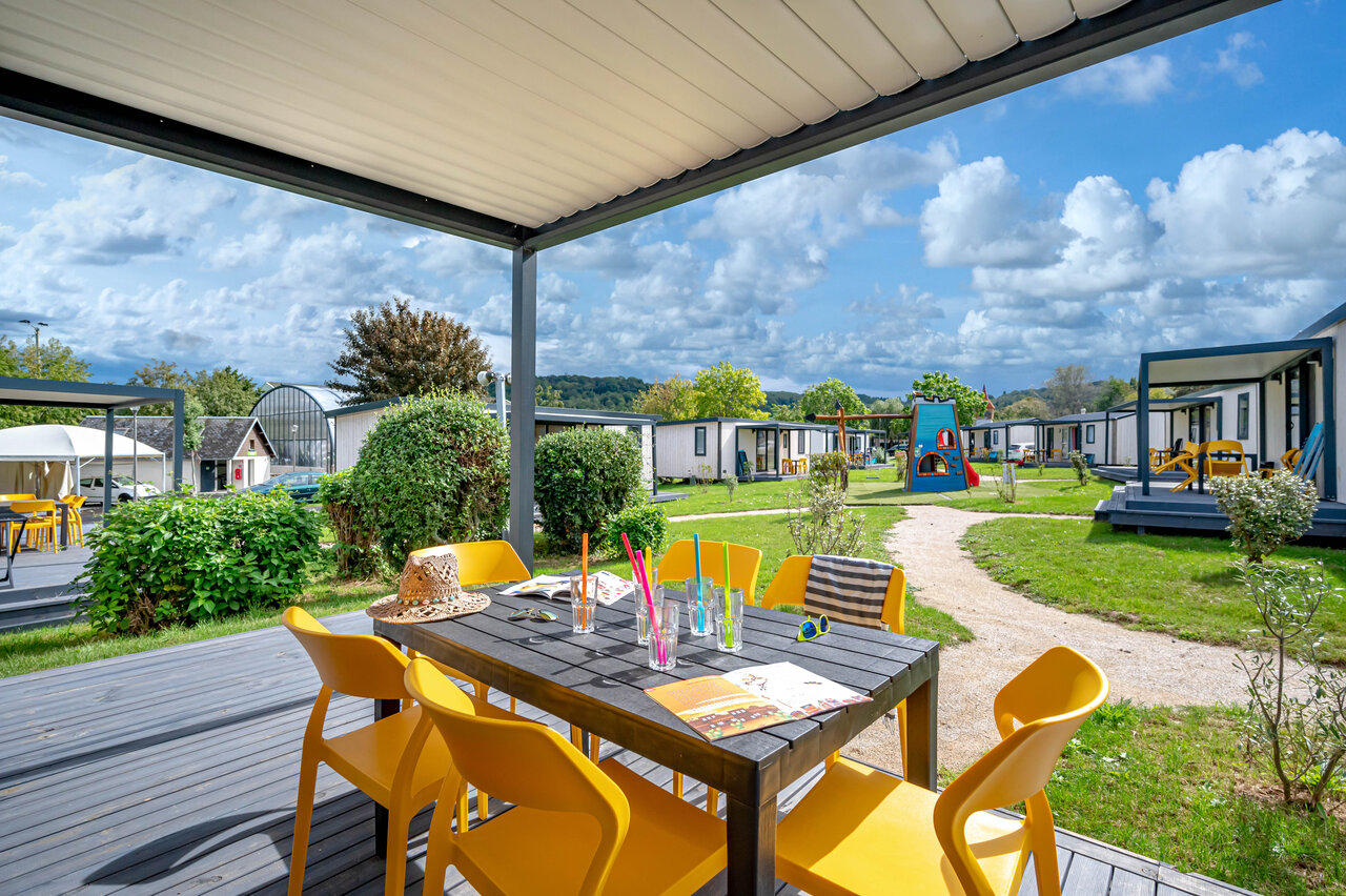 Terras stacaravan, speeltuin, accommodaties op camping CLICOCHIC Chevaliers in HOULGATE (14).