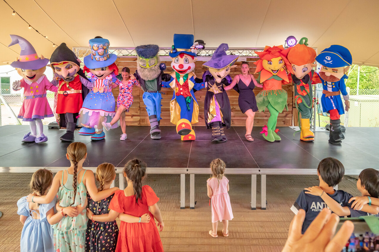 Levendige animatieshow met mascottes en kinderen op camping CLICOCHIC Chevaliers in HOULGATE (14).
