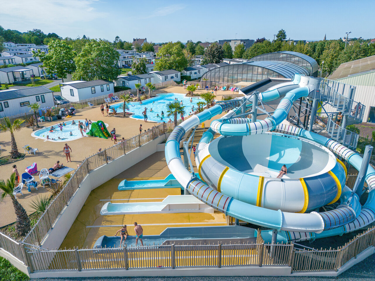Groot waterpark met glijbanen, zwembaden en waterspellen op camping CLICOCHIC Chevaliers in HOULGATE (14).