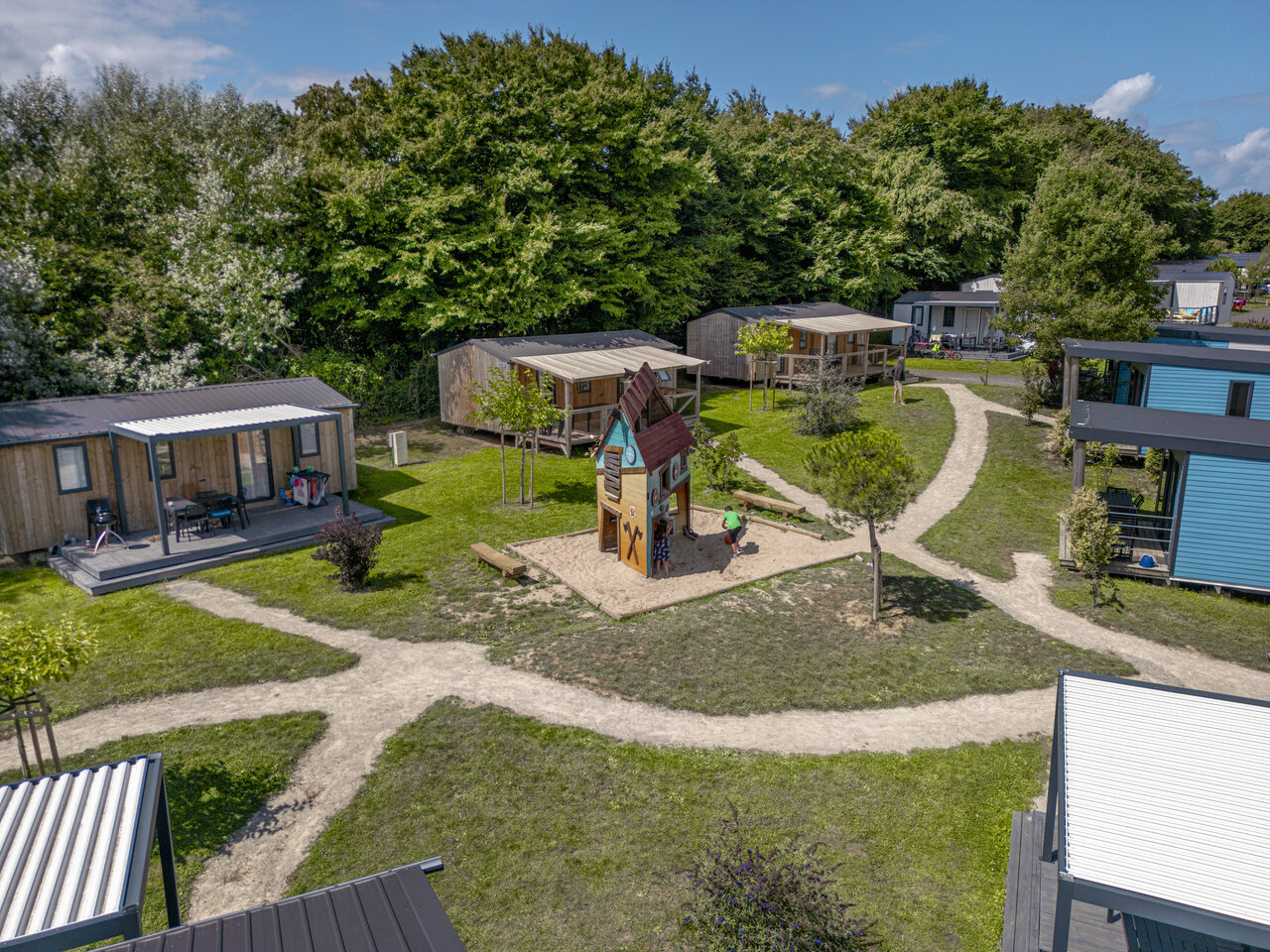 Speeltuin en stacaravans vanuit de lucht op camping CLICOCHIC Chevaliers in HOULGATE (14).
