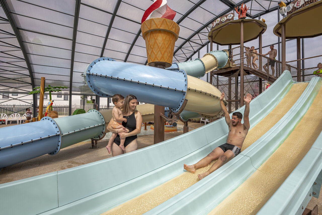Waterglijbanen en overdekt waterpark op camping CLICOCHIC Chevaliers in HOULGATE (14).