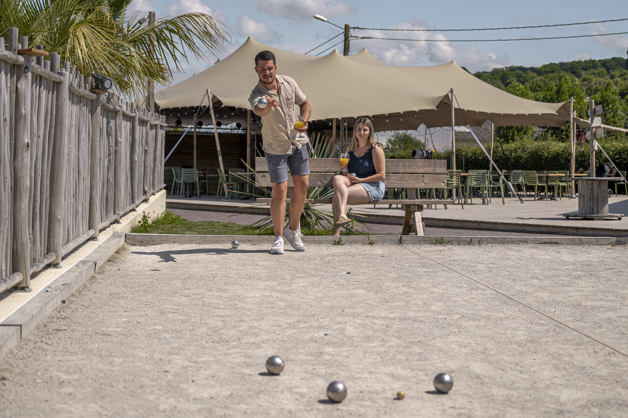 Petanque, bar-restaurant op camping CLICOCHIC Chevaliers in HOULGATE (14).