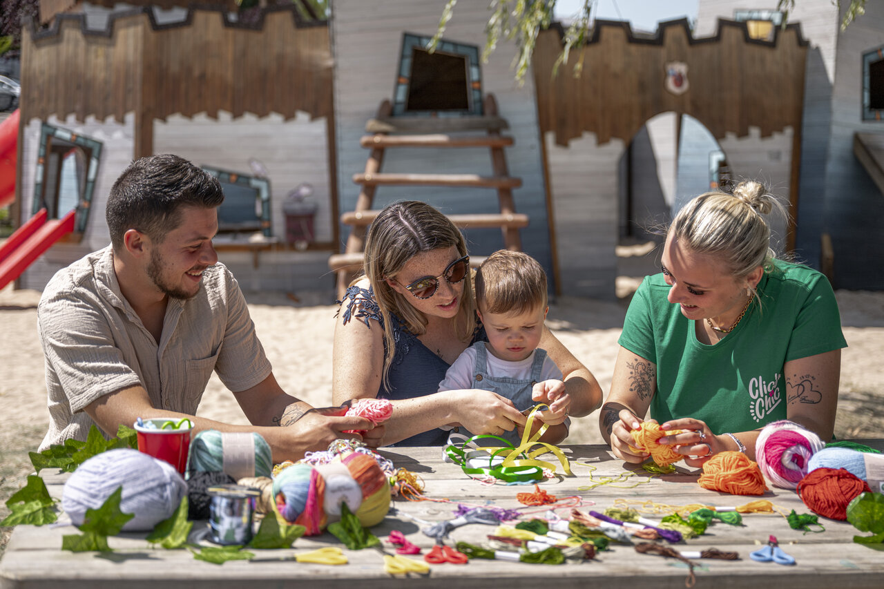 Knutselactiviteit familie en animator op camping CLICOCHIC Chevaliers in HOULGATE (14).