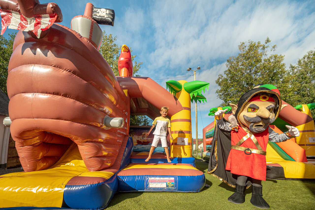 Opblaasbaar piratenspeeltuin en mascotte op camping CLICOCHIC Chevaliers in HOULGATE (14).