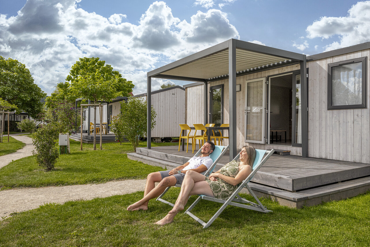 Modern stacaravan met terras, ontspannend stel op camping CLICOCHIC Chevaliers HOULGATE (14).