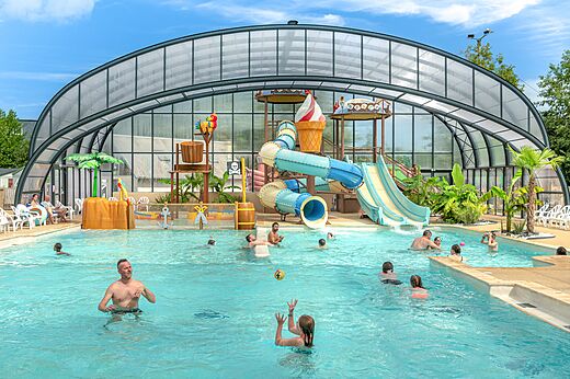 Overdekt zwembad, glijbanen en waterspelen op camping CLICOCHIC Chevaliers in Houlgate.