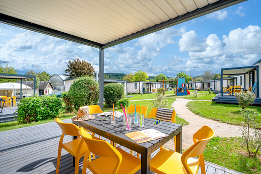 Overdekt terras stacaravan, speeltuin op camping CLICOCHIC Chevaliers in HOULGATE (14).