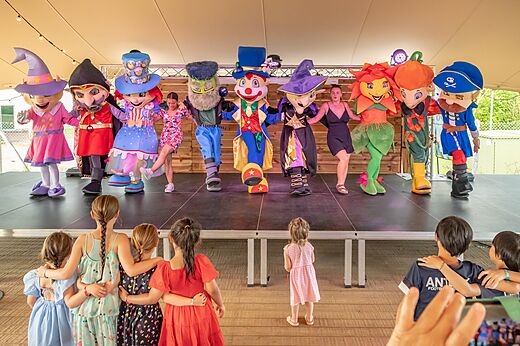 Animatievoorstelling met mascottes en kinderen op camping CLICOCHIC Chevaliers in HOULGATE (14).