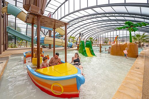 Overdekt waterpark met zwembad, glijbanen en waterspelen op camping CLICOCHIC Chevaliers in HOULGATE (14).