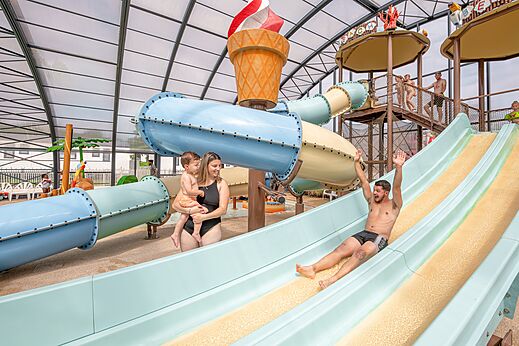 Waterglijbanen en overdekte speeltuin op camping CLICOCHIC Chevaliers in HOULGATE (14).