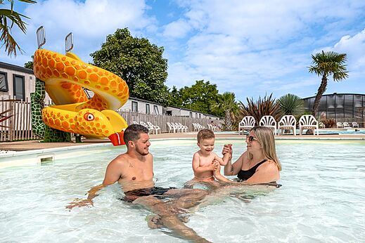 Slangenglijbaan en familie buitenzwembad op camping CLICOCHIC Chevaliers in HOULGATE (14).