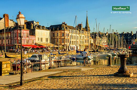 Oude haven van Honfleur met kleurrijke huizen en boten, Normandi�.