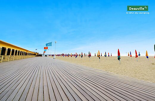 Deauville promenade, strand en kleurrijke parasols in Normandi�, Frankrijk.