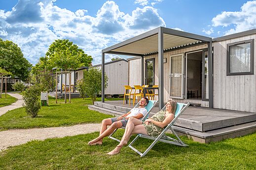 Modern stacaravan met terras, stel ontspannen op camping CLICOCHIC Chevaliers in HOULGATE (14).