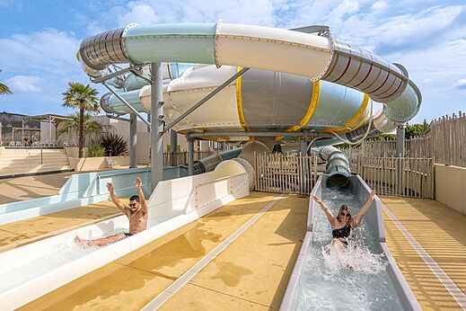 Reusachtige waterglijbanen en zwemmers op camping CLICOCHIC Chevaliers in HOULGATE (14).