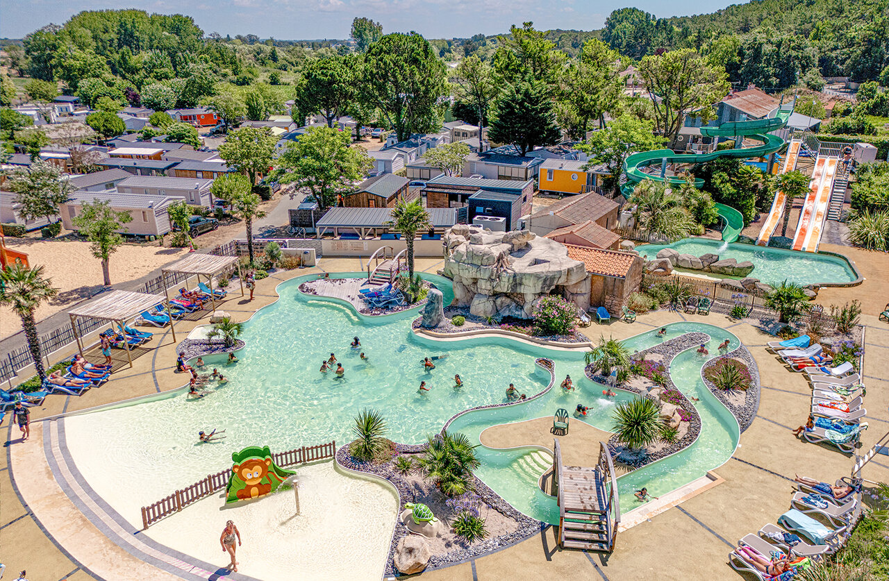 Groot waterpark met glijbanen en zwembaden op camping CLICOCHIC Chouans in SAINT HILAIRE DE RIEZ (85).