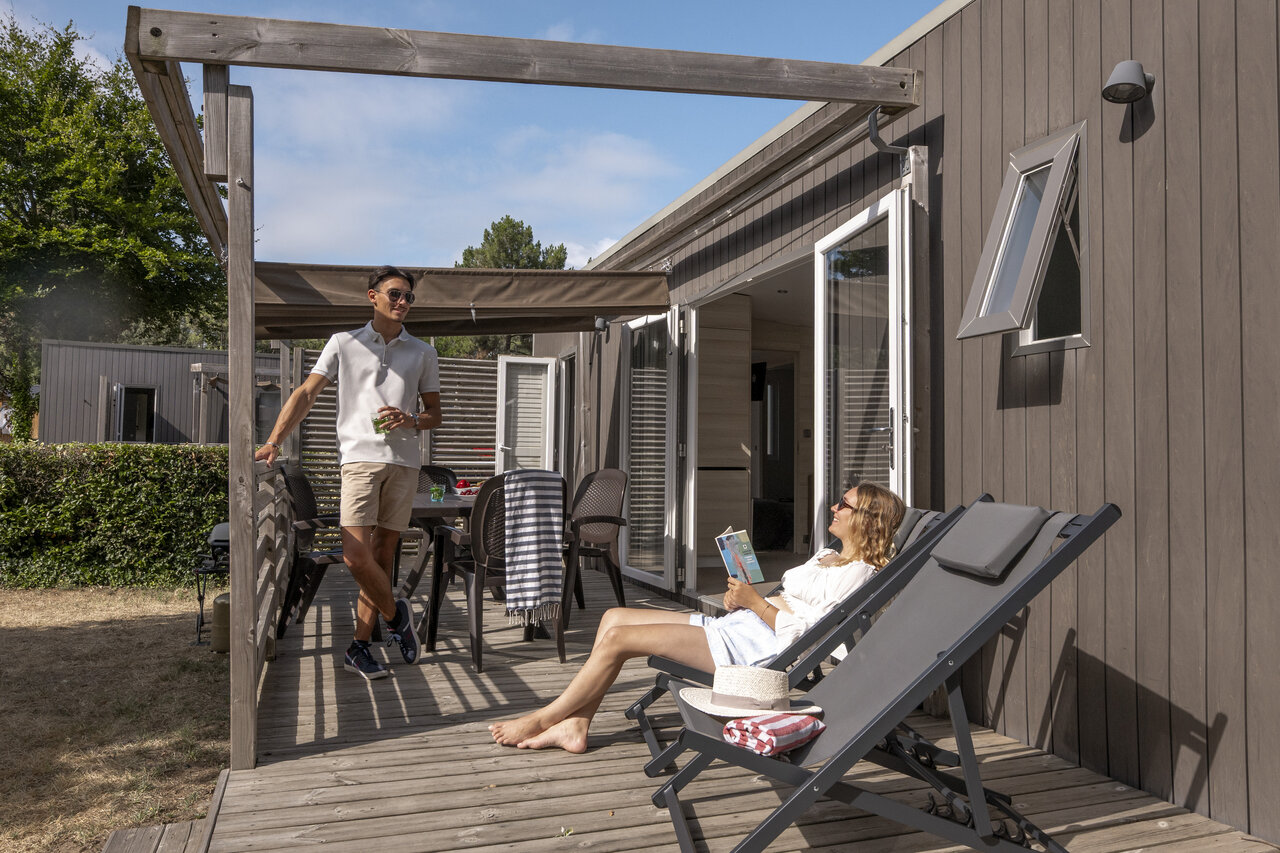 Modern stacaravan met terras, stel ontspant op camping CLICOCHIC Chouans in SAINT HILAIRE DE RIEZ.