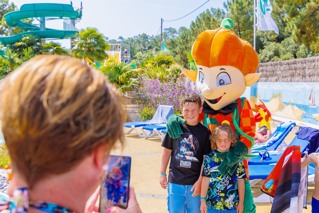 Mascotte, kinderen en zwembad op camping CLICOCHIC Chouans in SAINT HILAIRE DE RIEZ (85).