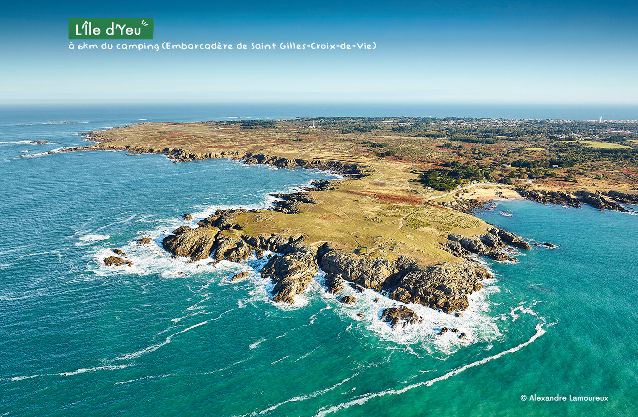 �le d'YEU, wilde kust, rotsachtige kliffen, turquoise zee nabij Saint Hilaire de Riez.