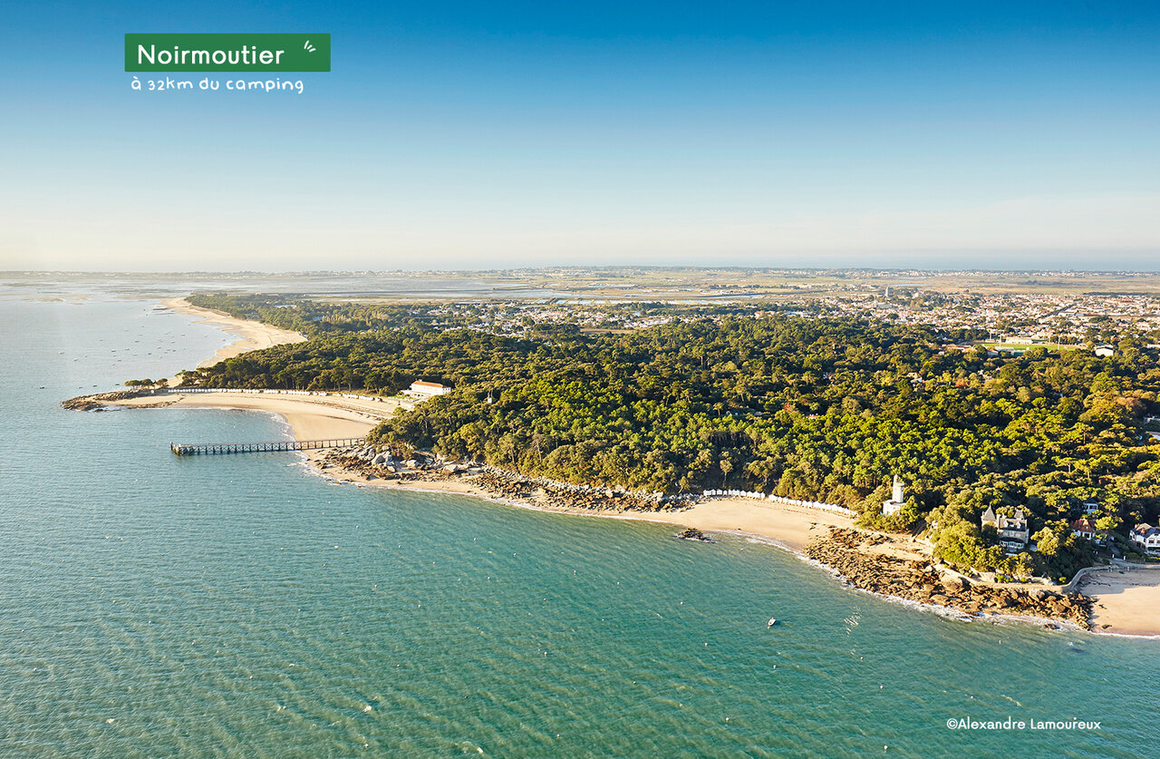 Luchtfoto van het eiland Noirmoutier, zijn stranden en kustbossen.