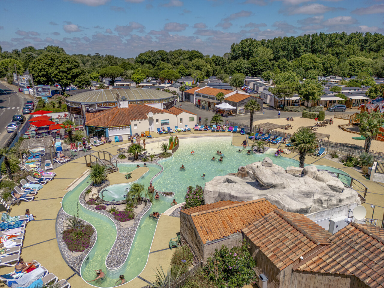 Waterpark en lazy river op camping CLICOCHIC Chouans in SAINT HILAIRE DE RIEZ (85).
