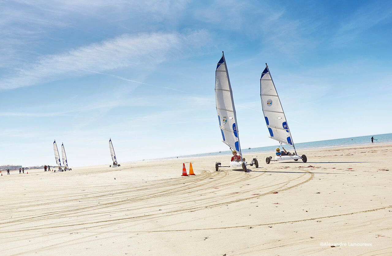 Strandzeilen op het strand, nautische activiteit op camping CLICOCHIC Chouans (85).