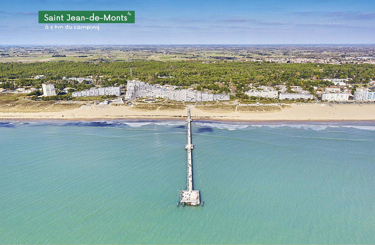 Lange pier van Saint Jean-de-Monts, strand en kuststad om te bezoeken.