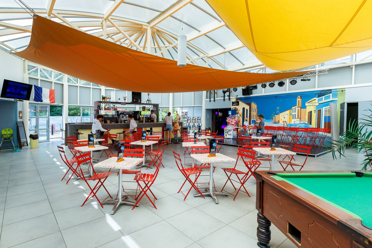 Binnenbar, animatieruimte en biljart op camping CLICOCHIC Chouans in SAINT HILAIRE DE RIEZ.