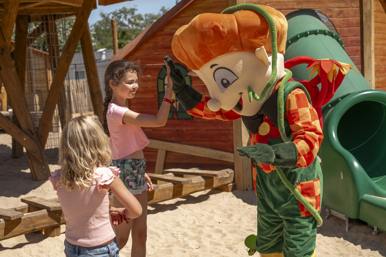 Mascotte en kinderen op de speeltuin van camping CLICOCHIC Chouans (85).
