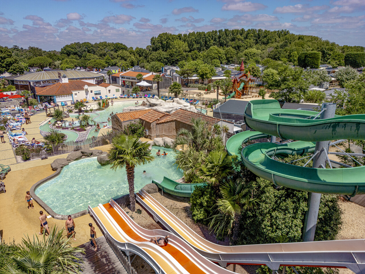 Glijbanen, buitenzwembaden bij CLICOCHIC Chouans in SAINT HILAIRE DE RIEZ (85).