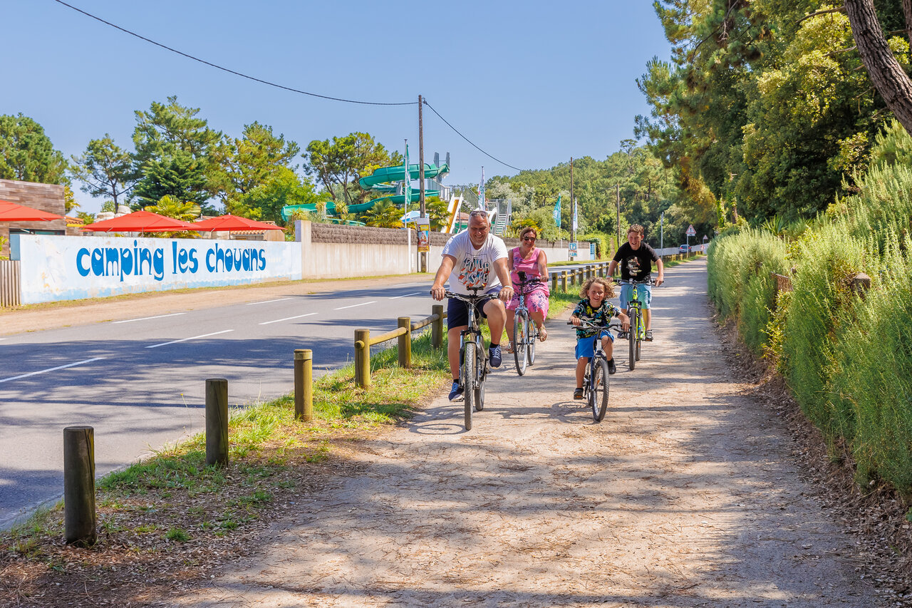 Familie op fiets op fietspad, camping Les Chouans, Saint Hilaire de Riez (85).