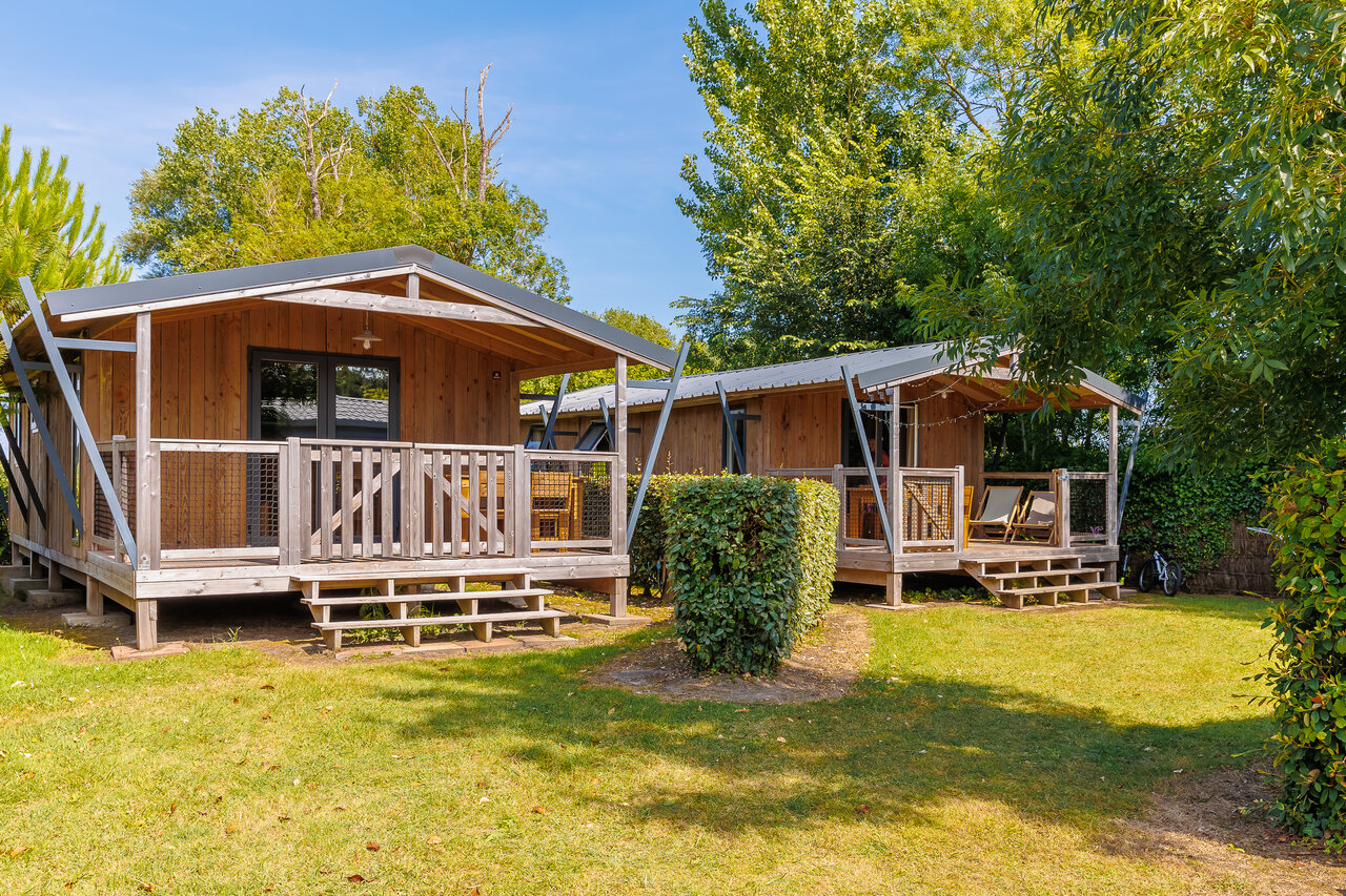 Houten chalets met terrassen op camping CLICOCHIC Chouans in Saint Hilaire de Riez.