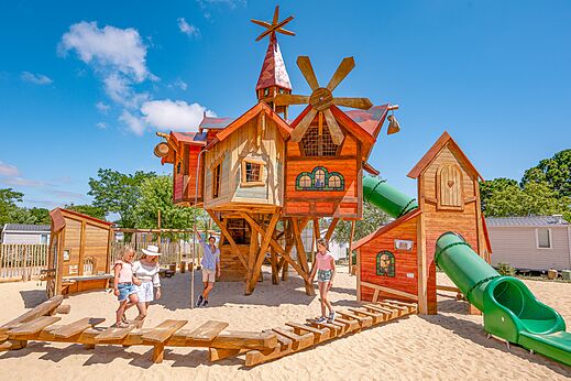 Grote houten speeltuin met glijbanen op camping CLICOCHIC Chouans in SAINT HILAIRE DE RIEZ.