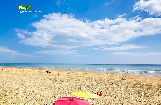 Zandstrand en zee bij camping CLICOCHIC Chouans (85).