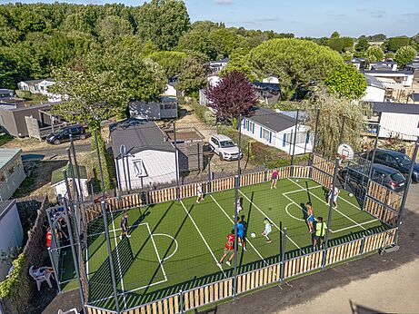 Multisportterrein voor voetbal en basketbal op camping CLICOCHIC Chouans in SAINT HILAIRE DE RIEZ (85).
