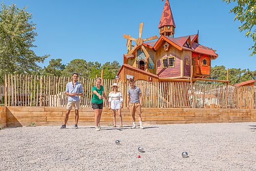 Jeu de boulesbaan en speeltuin op camping CLICOCHIC Chouans in SAINT HILAIRE DE RIEZ.
