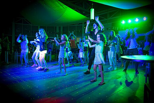 Animatie dansavond met kinderen en volwassenen op camping CLICOCHIC Chouans in SAINT HILAIRE DE RIEZ (85)