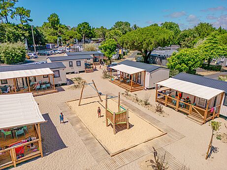 Speeltuin, moderne stacaravans, luchtfoto op camping CLICOCHIC Chouans (85).