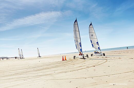 Strandzeilen op het strand op camping CLICOCHIC Chouans in SAINT HILAIRE DE RIEZ.