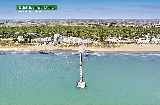 Luchtfoto van het strand en de pier van Saint Jean-de-Monts, Vendée.
