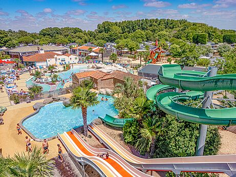 Zwembaden en waterglijbanen op camping CLICOCHIC Chouans in SAINT HILAIRE DE RIEZ (85).